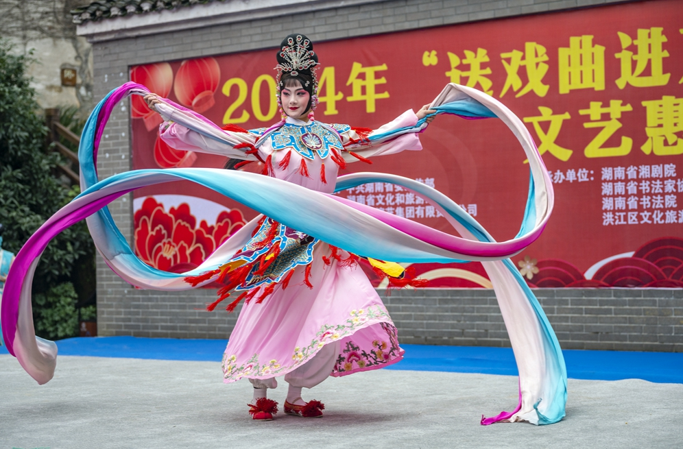 “送戲曲進(jìn)萬(wàn)村 送書(shū)畫(huà)進(jìn)萬(wàn)家”活動(dòng)來(lái)到洪江古商城