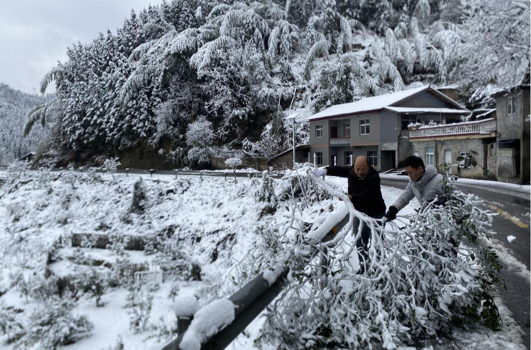 清掃積雪，區(qū)直部門(mén)在行動(dòng)！
