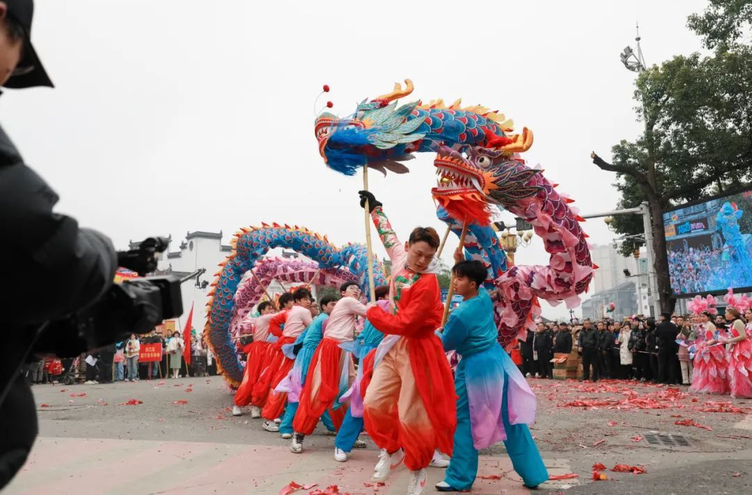 摸龍頭，拱龍身，小城年味濃——洪江區(qū)龍騰古城活動見聞