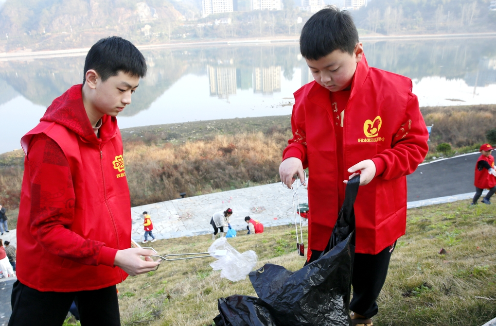 環(huán)保凈灘，守護(hù)母親河