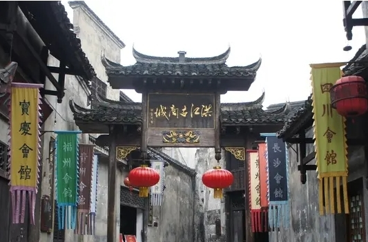 黃金時(shí)段10分鐘！央視二套推薦洪江古商城
