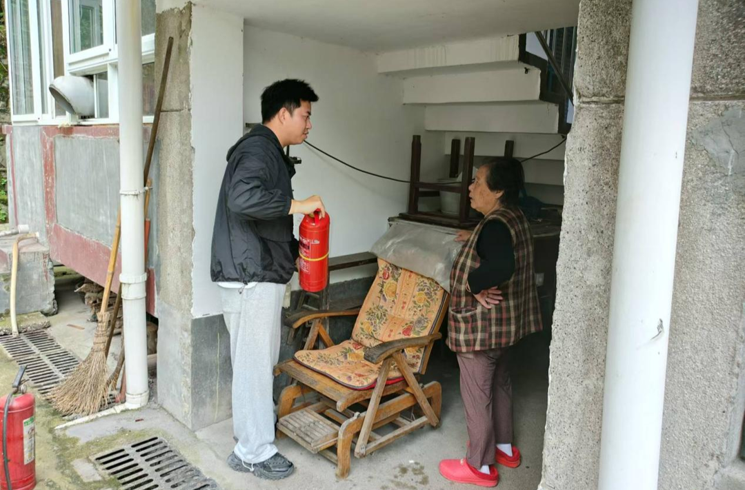 齊心協(xié)力共筑小區(qū)“防火墻”