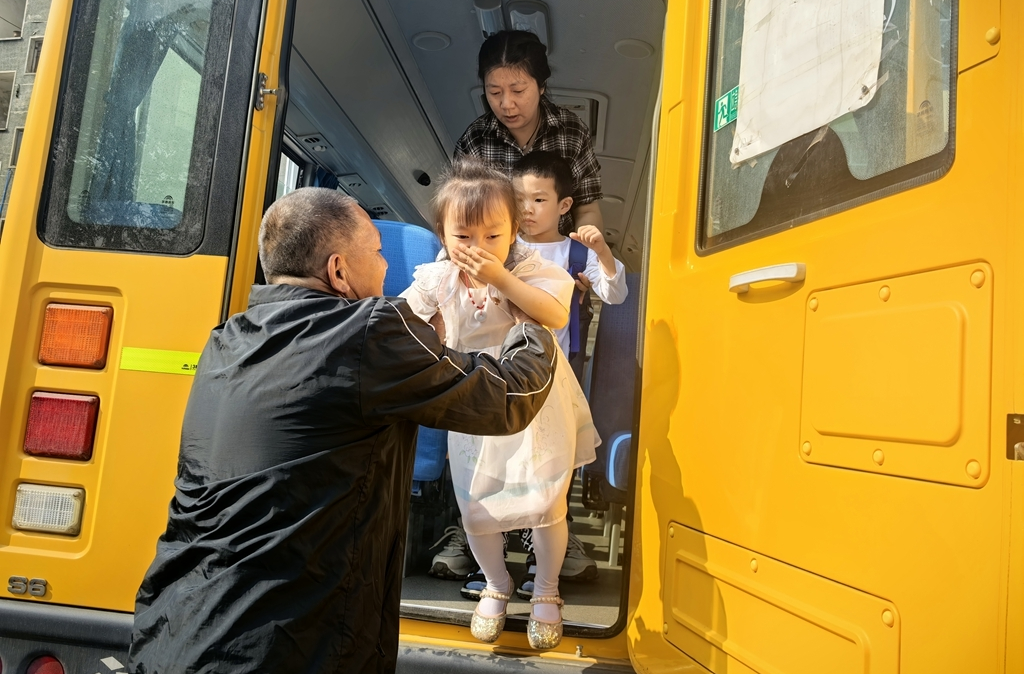 校車“自燃” ，萌娃體驗“火場逃生”