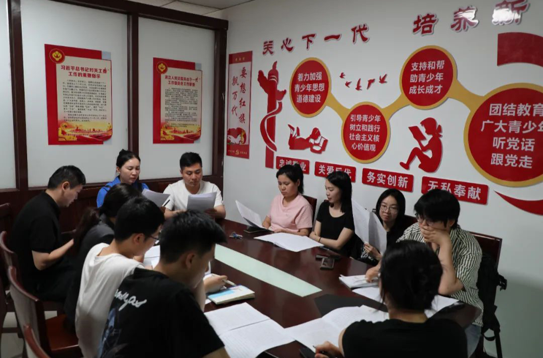洪江人民法院“青年夜?！遍_班啦！