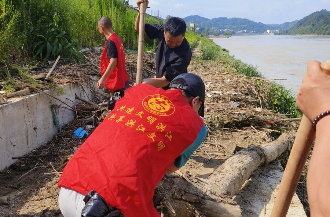 清理汛后河道垃圾，共護(hù)水清岸綠