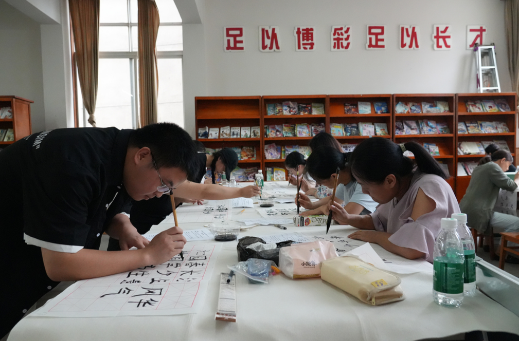 “三字一畫”展風(fēng)采 ，翰墨飄香滿校園