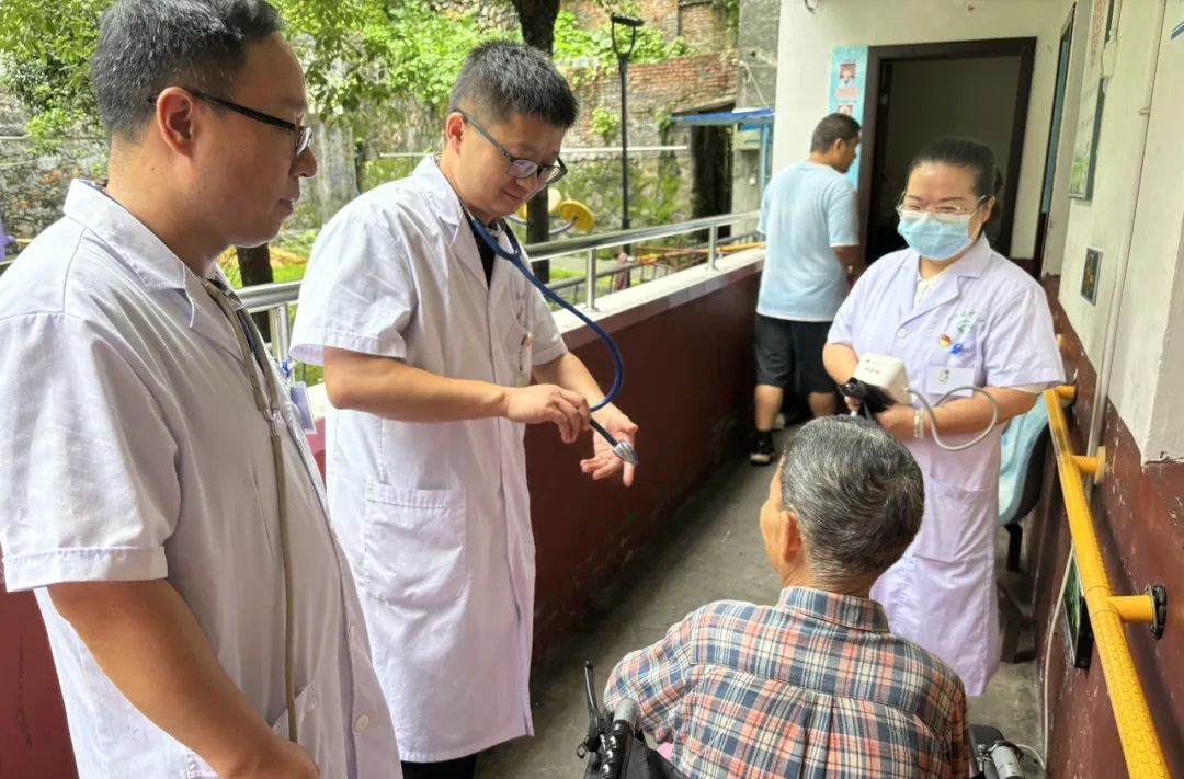 走進(jìn)福利院，義診暖人心