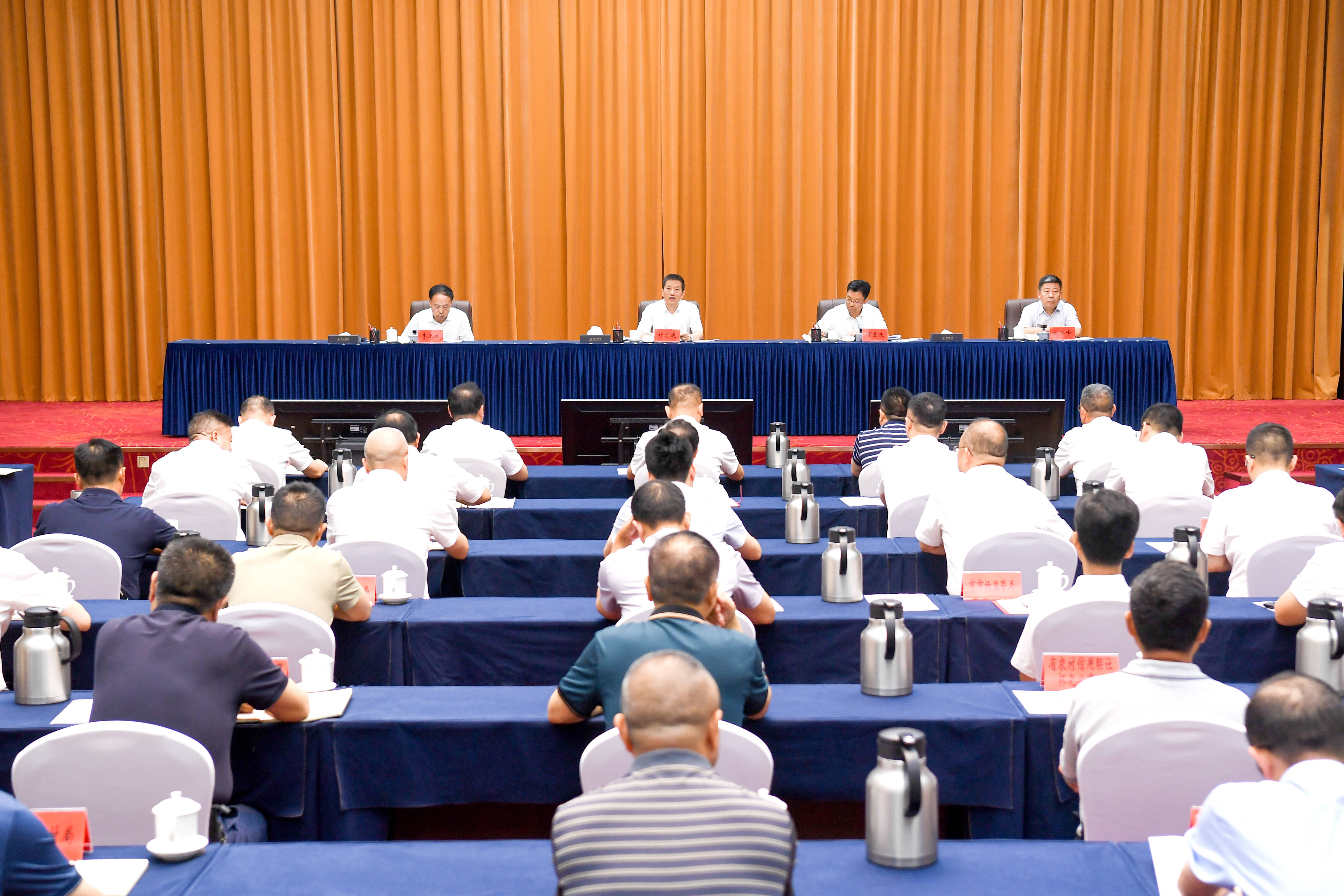 許忠建在全市鞏固拓展脫貧攻堅成果同鄉(xiāng)村振興有效銜接工作推進會上強調(diào)：強化問題導(dǎo)向打好“翻身仗”