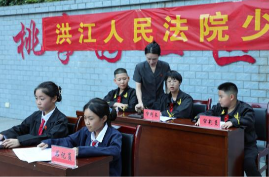 “小小法官”走進(jìn)社區(qū)