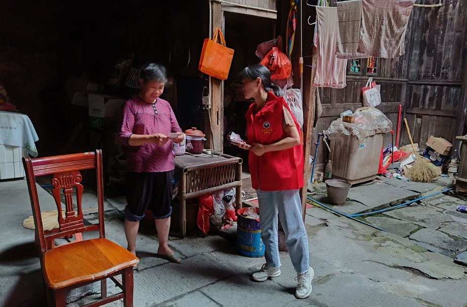 “紅袖章”巡邏，構筑“禁毒”防護網