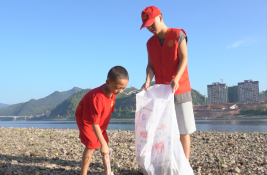 環(huán)保凈灘，扮靚沅江河畔
