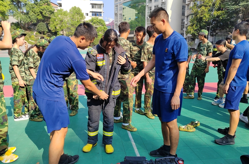 消防宣傳“進軍訓”，新生齊學“防火課”