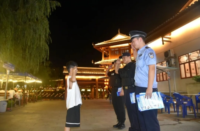 亮警燈，護安寧！