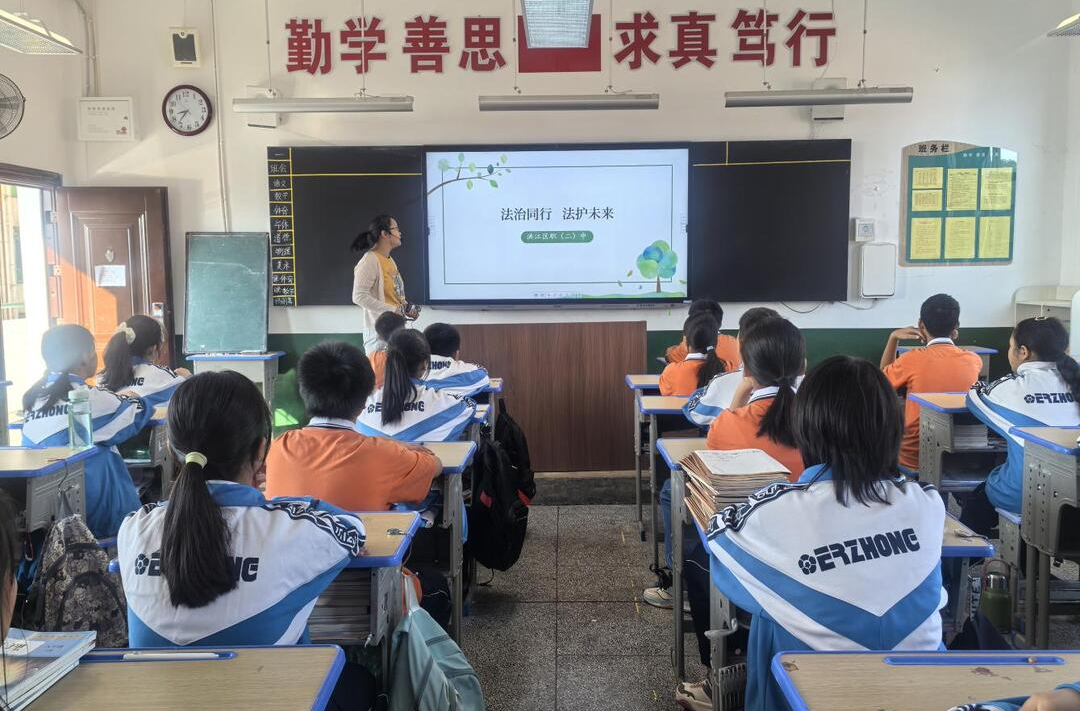 法治之光，照亮成長(zhǎng)之路