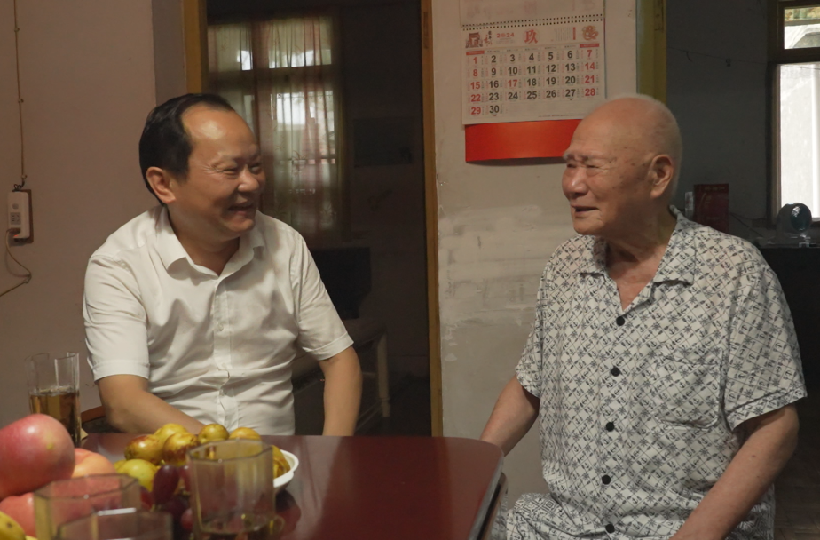 劉曉明開展國(guó)慶節(jié)前走訪慰問活動(dòng)