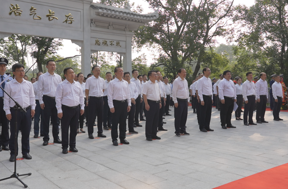 洪江區(qū)舉行烈士紀(jì)念日向人民英雄敬獻(xiàn)花籃儀式