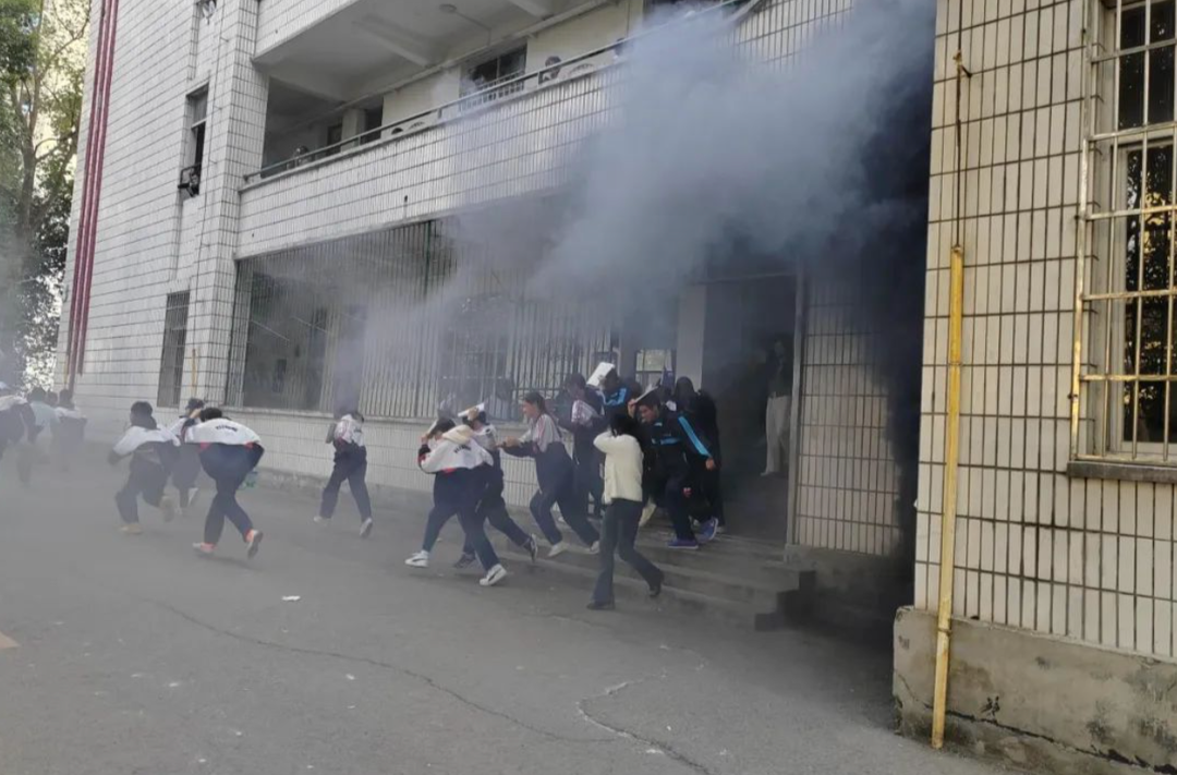 濃煙、警笛、消防車……？別慌！這是消防疏散演練！