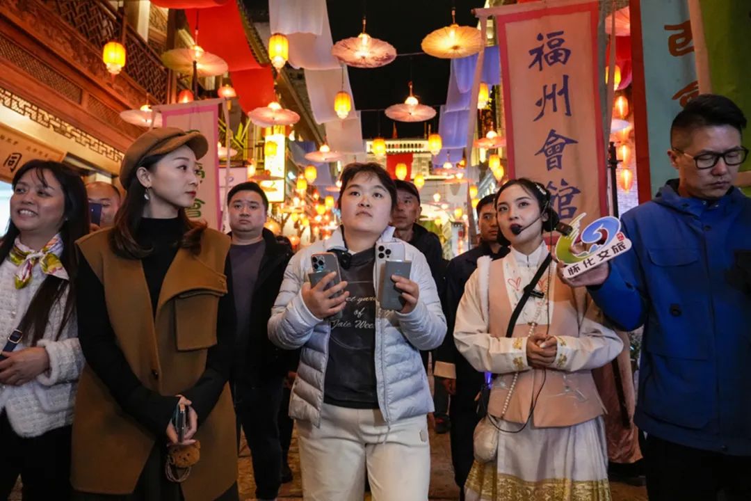 “發(fā)型師曉華” 邂逅洪江古商城之夜 直播點亮旅游新光