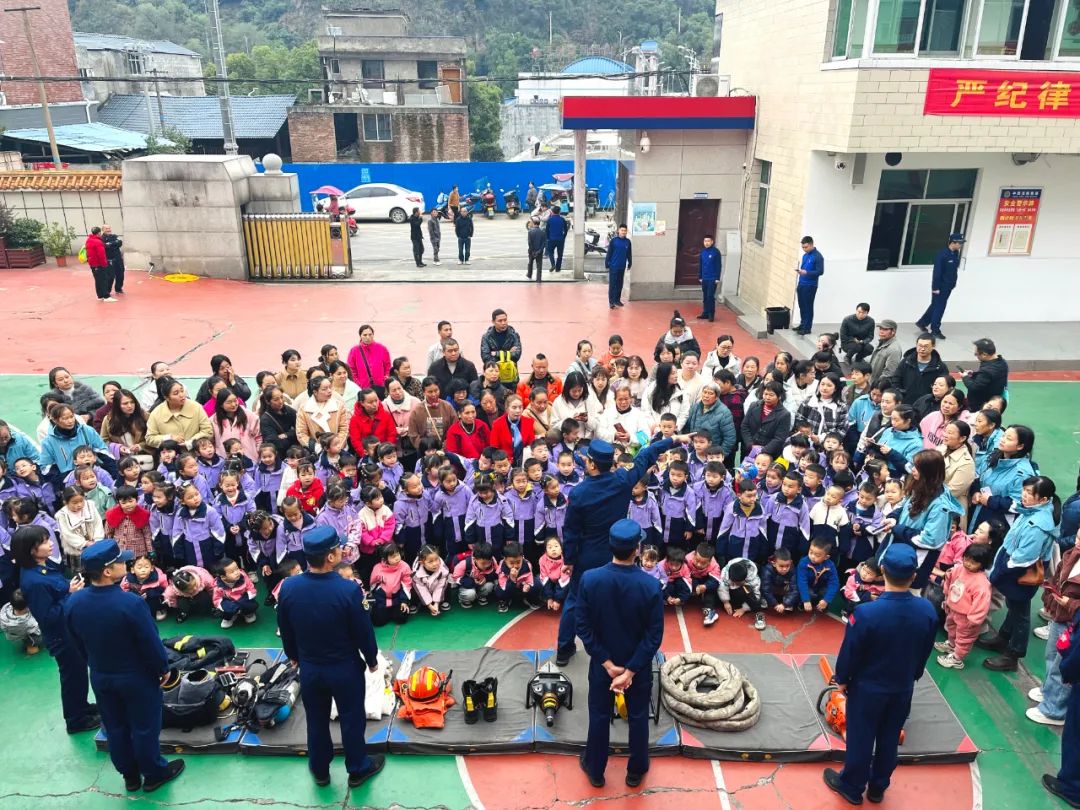 好奇？這群小朋友居然跟消防蜀黍一起上班……