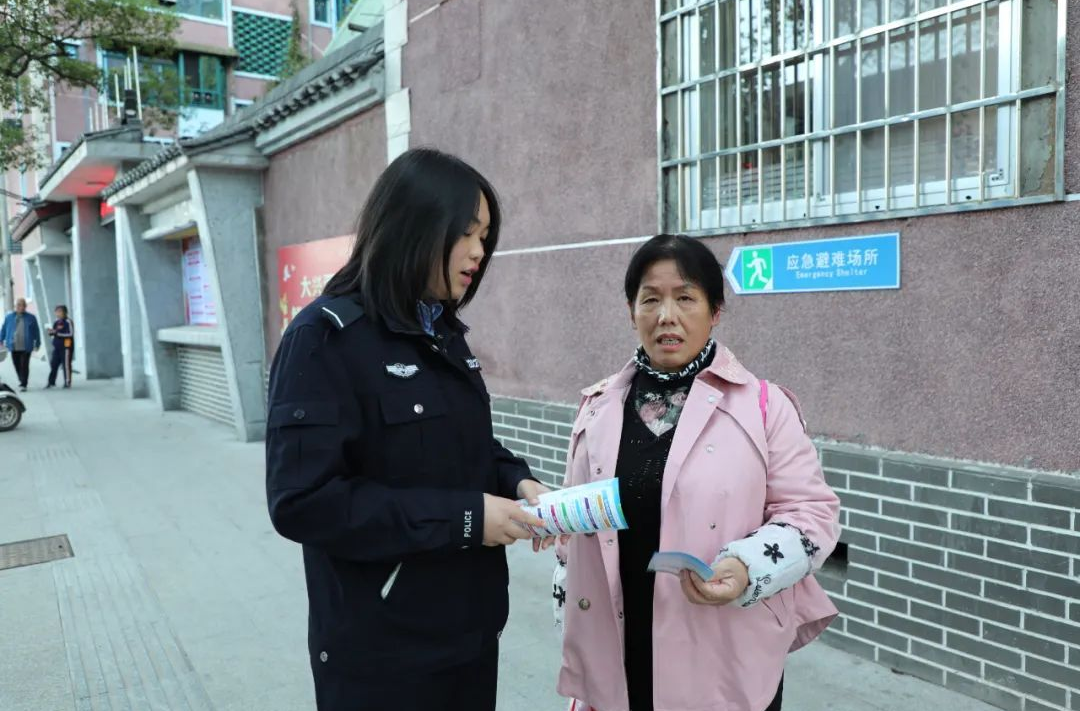 反對(duì)家庭暴力，他們?cè)谛袆?dòng)！