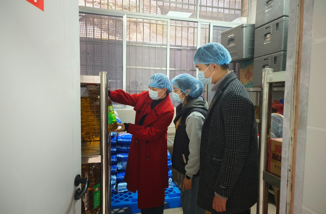 督查“放心午餐” ，打造安全校園