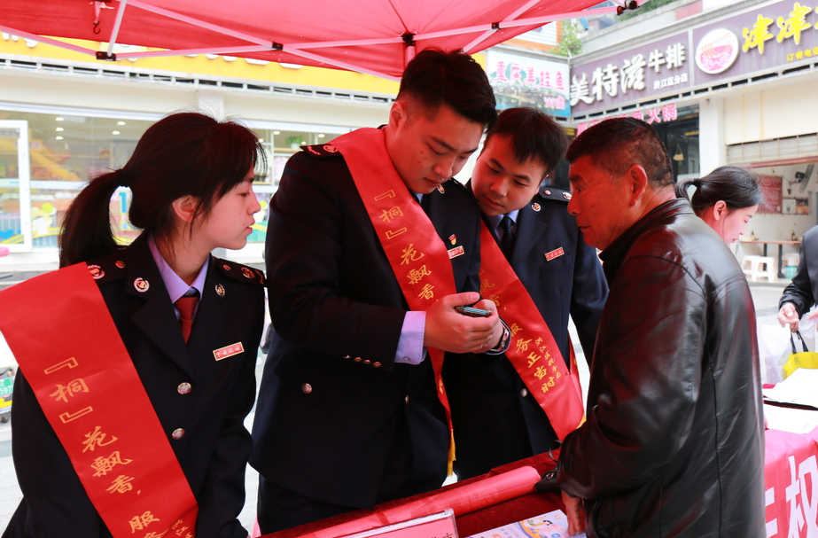 洪江區(qū)集中開展“國家憲法日”宣傳活動
