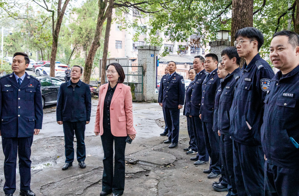 楊健桃專題調(diào)研洪江區(qū)公安工作