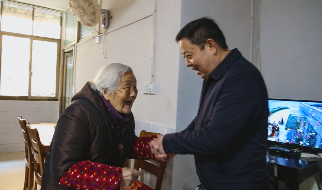 鐘躍波開展節(jié)前走訪慰問活動