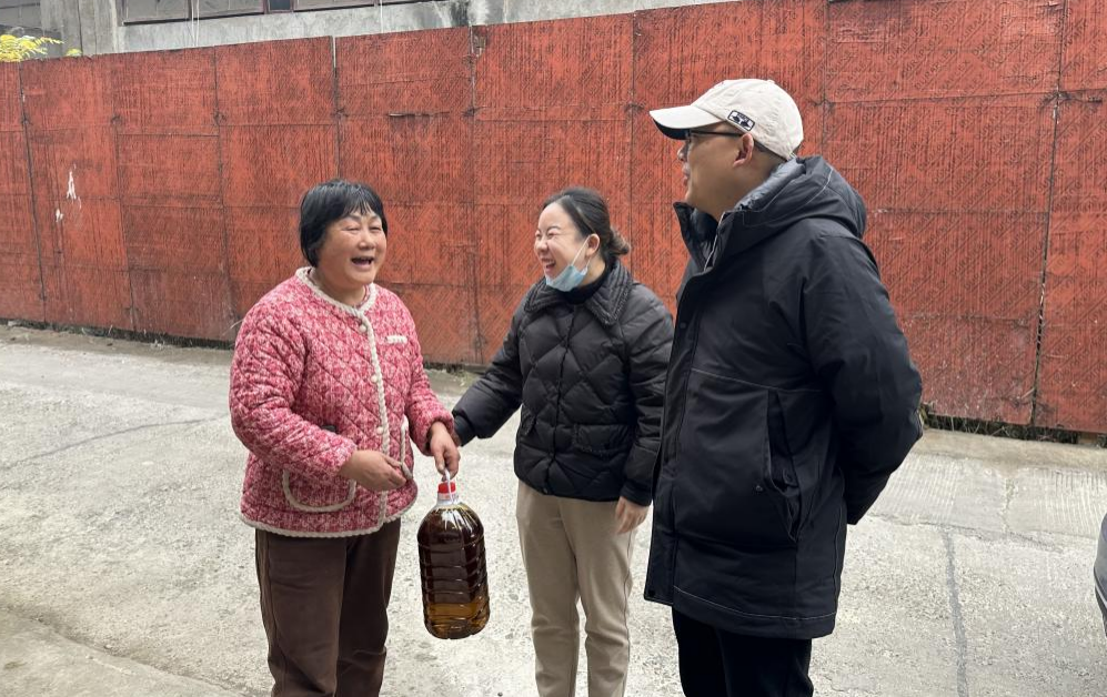 歲寒時節(jié)見真情，寒冬慰問暖人心
