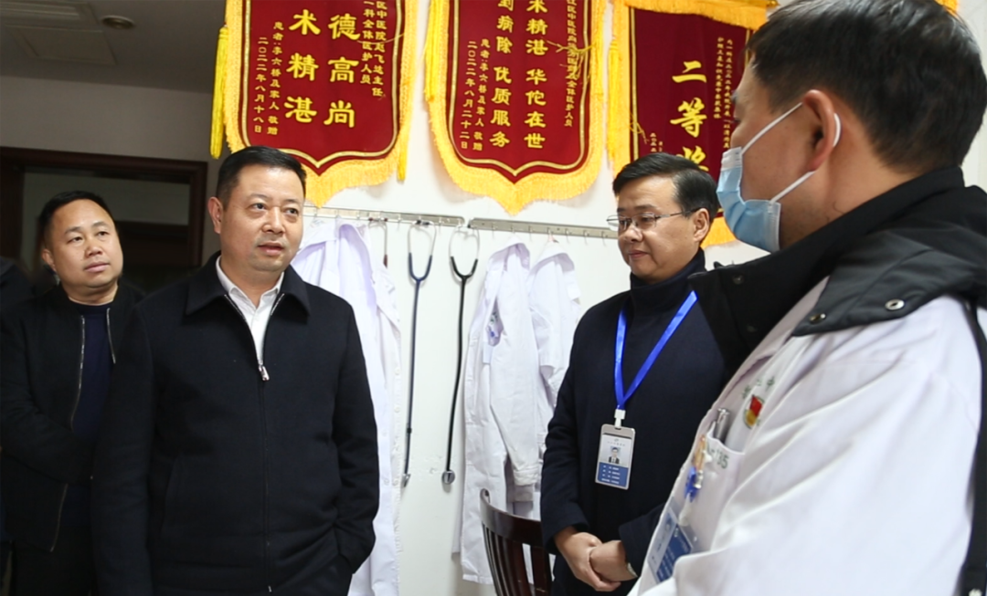 鐘躍波走訪慰問(wèn)春節(jié)期間堅(jiān)守一線工作人員