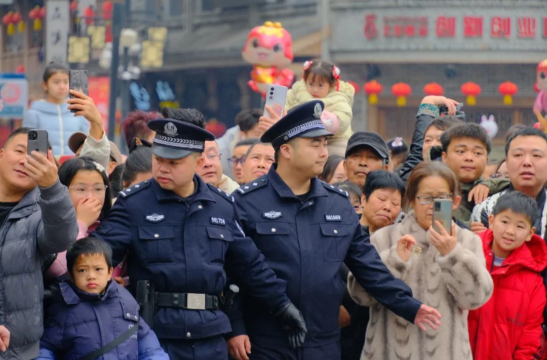 龍騰古城鬧新春，安保護(hù)航“警色”美