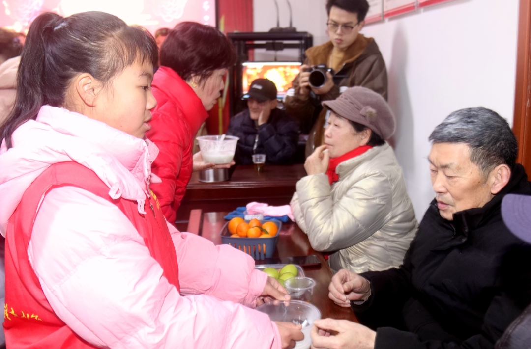 志愿者走進(jìn)社區(qū)，用行動(dòng)傳遞愛心
