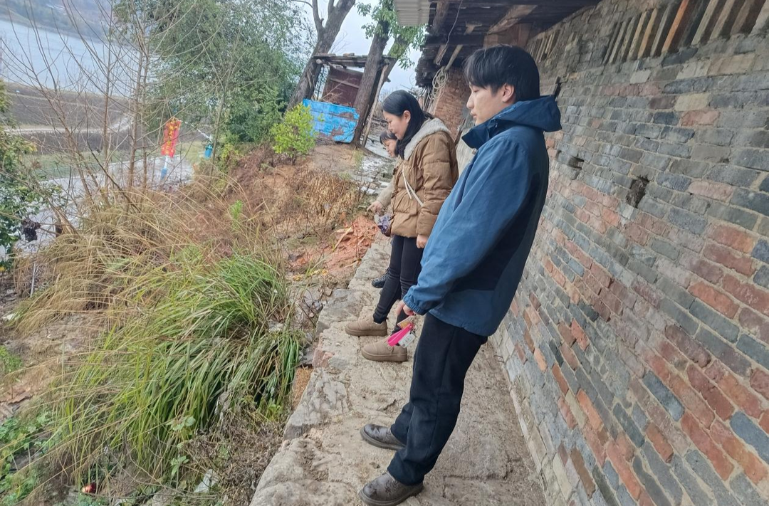 專家“體檢”地災點 筑牢汛期“安全壩”