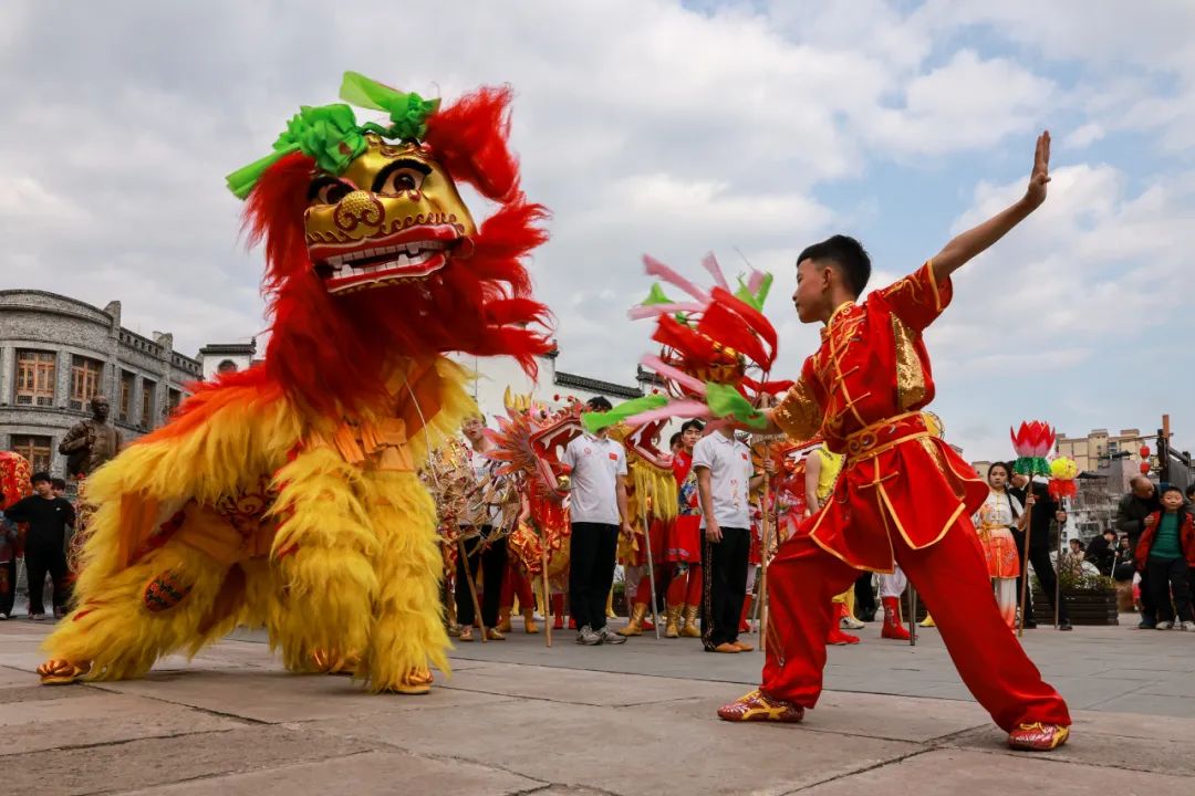 福地懷化·溫暖季丨瀟湘舞龍大會(huì)燃情洪江古商城，全省舞龍高手競(jìng)逐“龍王”桂冠
