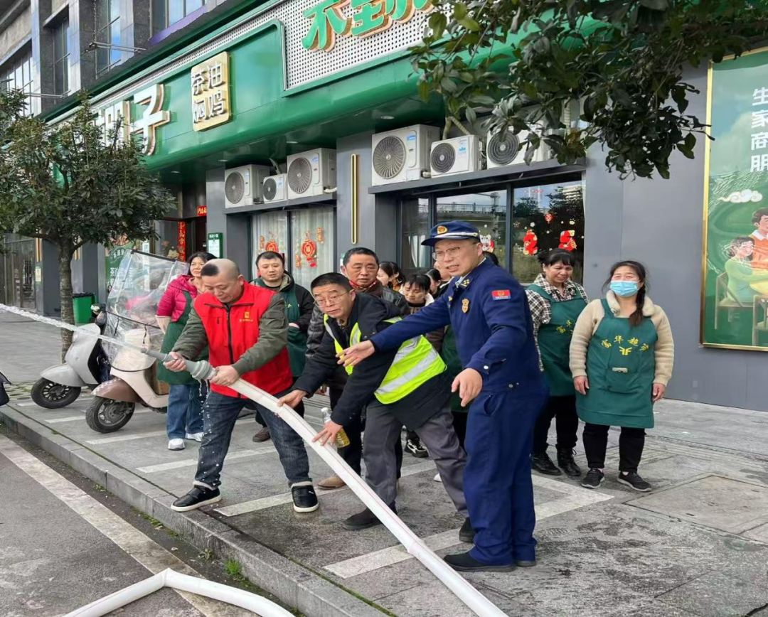 河濱路街道聯(lián)合區(qū)消防救援大隊開展消防安全應(yīng)急演練
