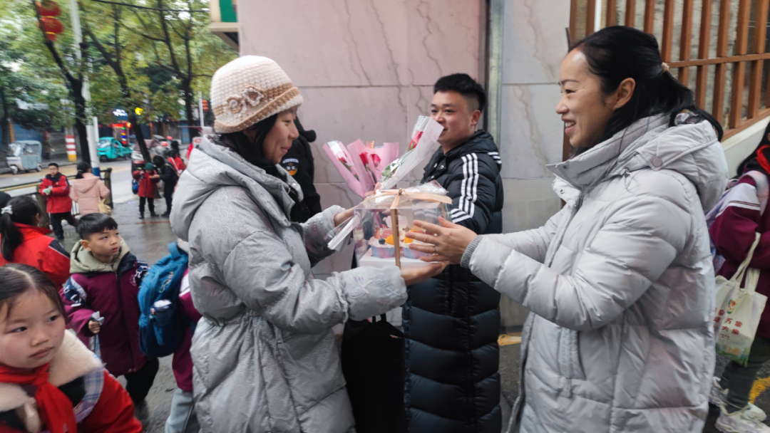 春風送暖，情滿校園：區(qū)幸福路小學為女教師慶?！叭恕眿D女節(jié)