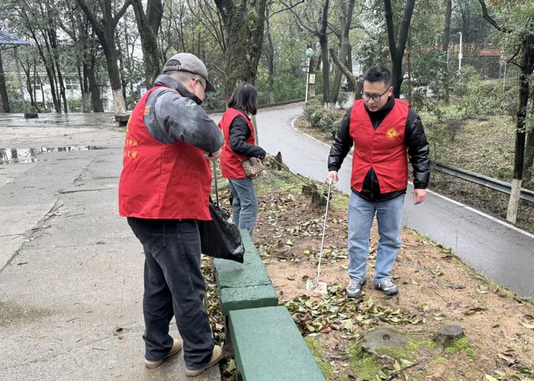 陽春三月學雷鋒，雷鋒精神代代傳