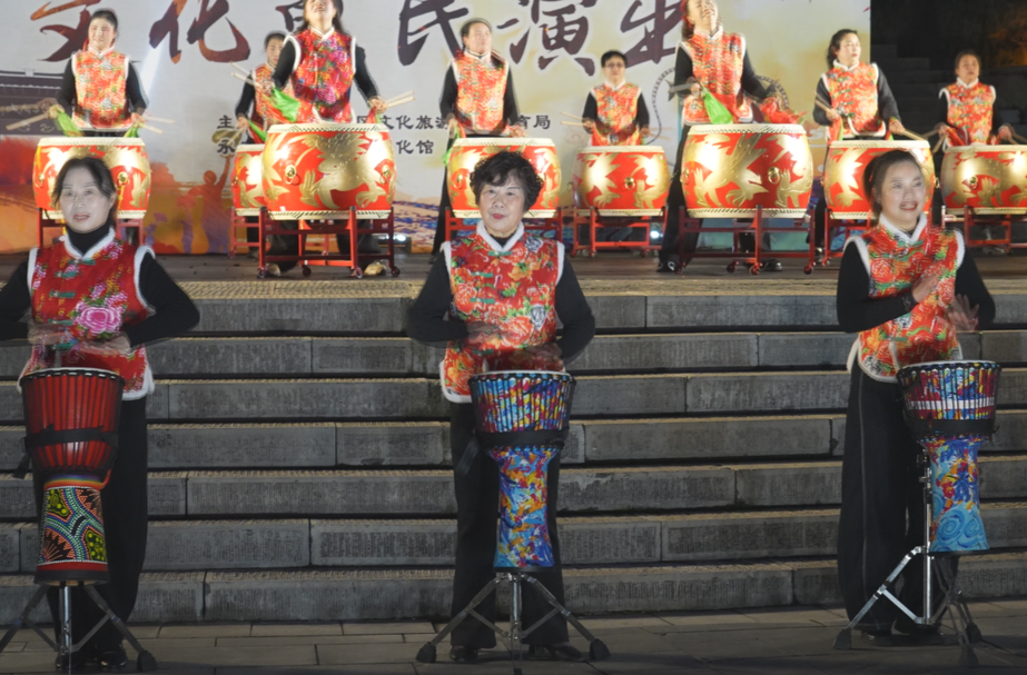 文化下鄉(xiāng)展風采 戲曲惠民潤心田