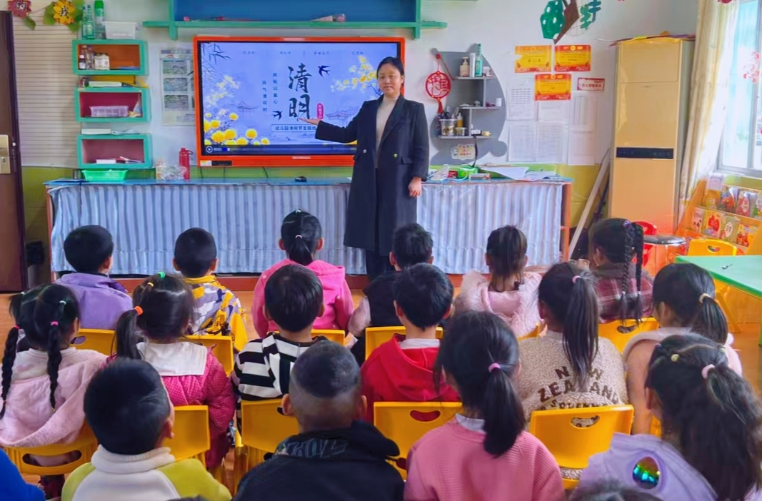 傳統(tǒng)清明融于情 紅色精神潤(rùn)于心