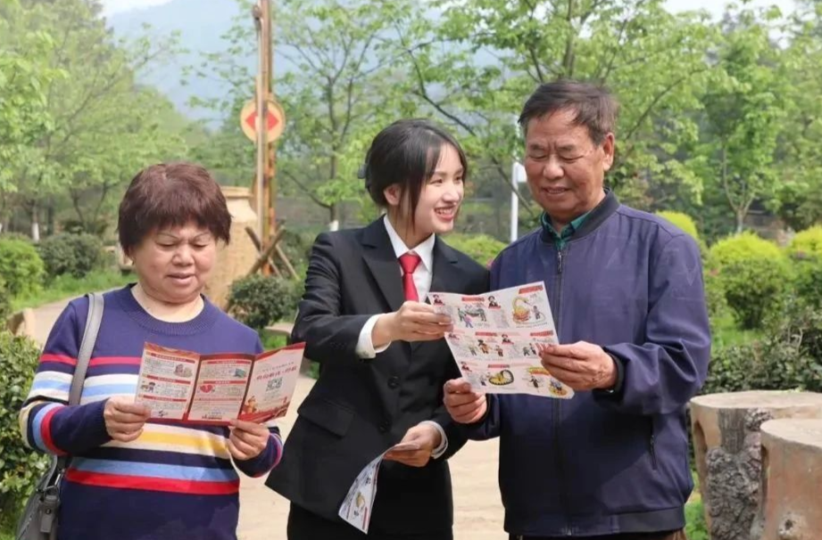 一組海報(bào)，定格法潤(rùn)民心 | 奮楫爭(zhēng)先 普法有我