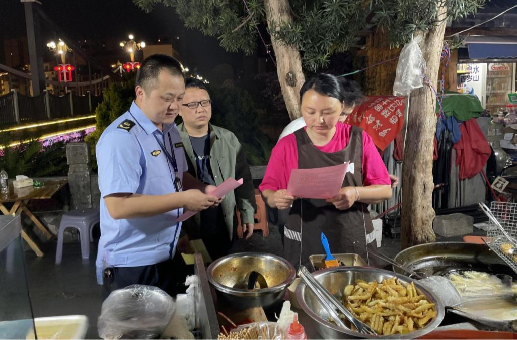把好食品攤販關(guān)，守護(hù)城市“煙火氣”