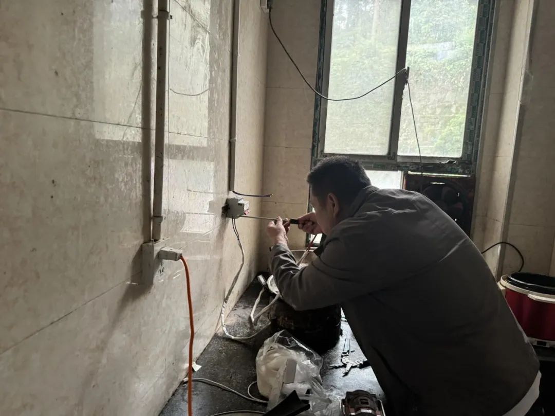 老舊電線“換新衣” 解決居民煩心事