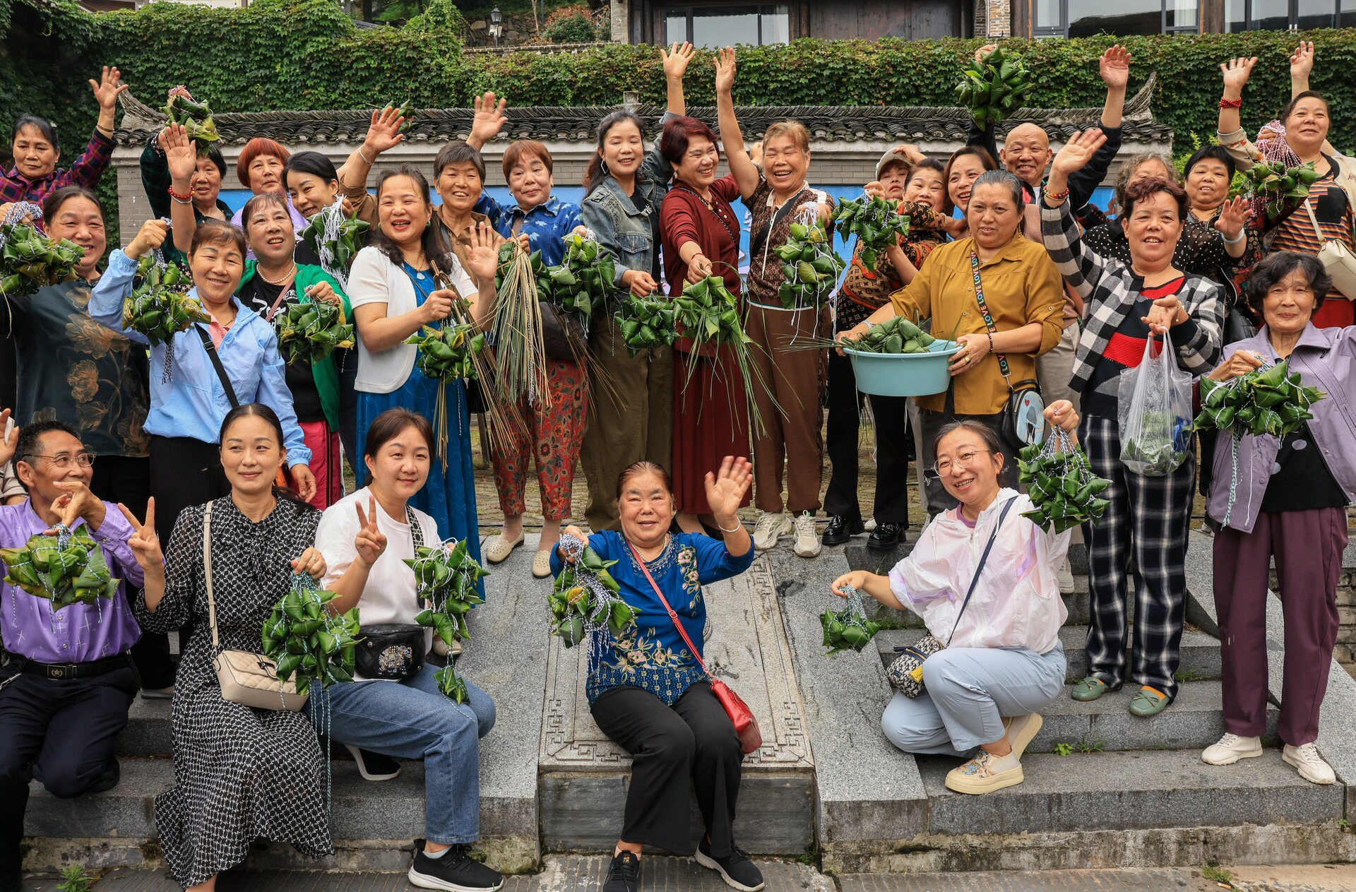 鳳鳴云端粽飄香 洪江古商城百人巧手賽安康