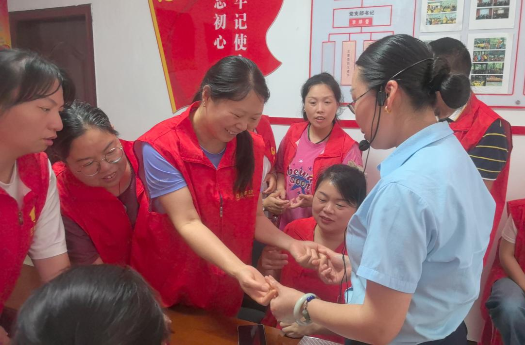 巾幗家政進(jìn)社區(qū) 暖心服務(wù)“鄰”距離