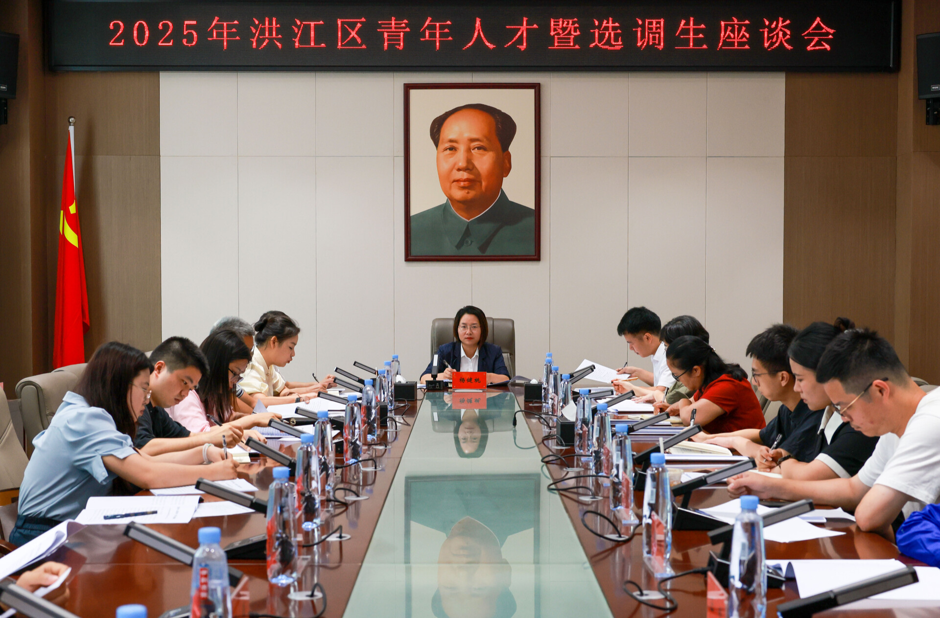 洪江區(qū)青年人才暨選調(diào)生座談會(huì)召開