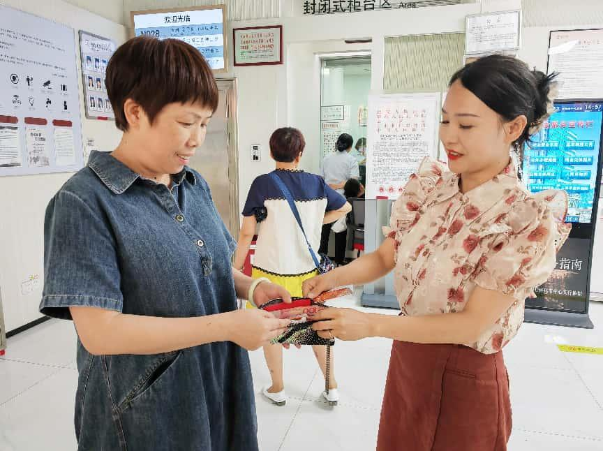 拾金不昧暖人心 社銀聯(lián)動解民憂