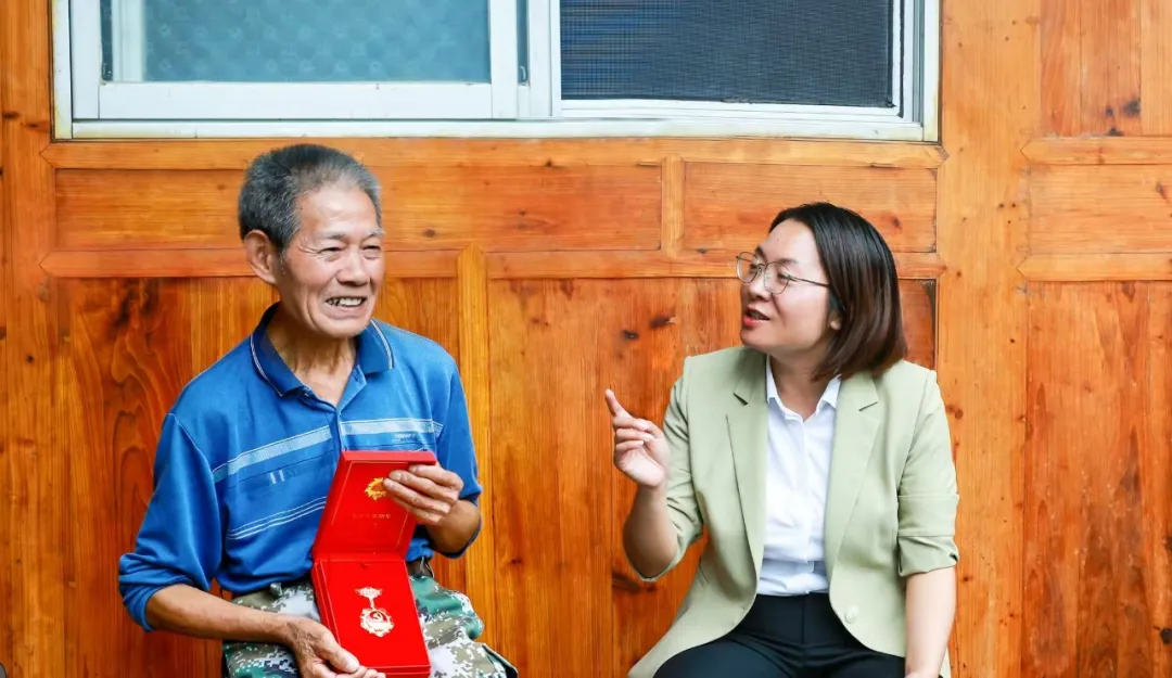 楊健桃、鐘躍波“七一”前夕分別走訪慰問(wèn)特困黨員