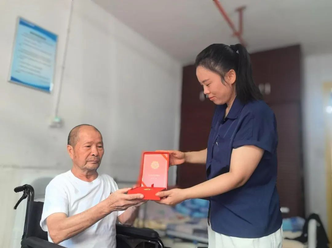 一枚紀(jì)念章，一份暖心牽掛