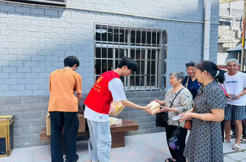 反詐護(hù)老守康泰 清淤護(hù)河漾清波