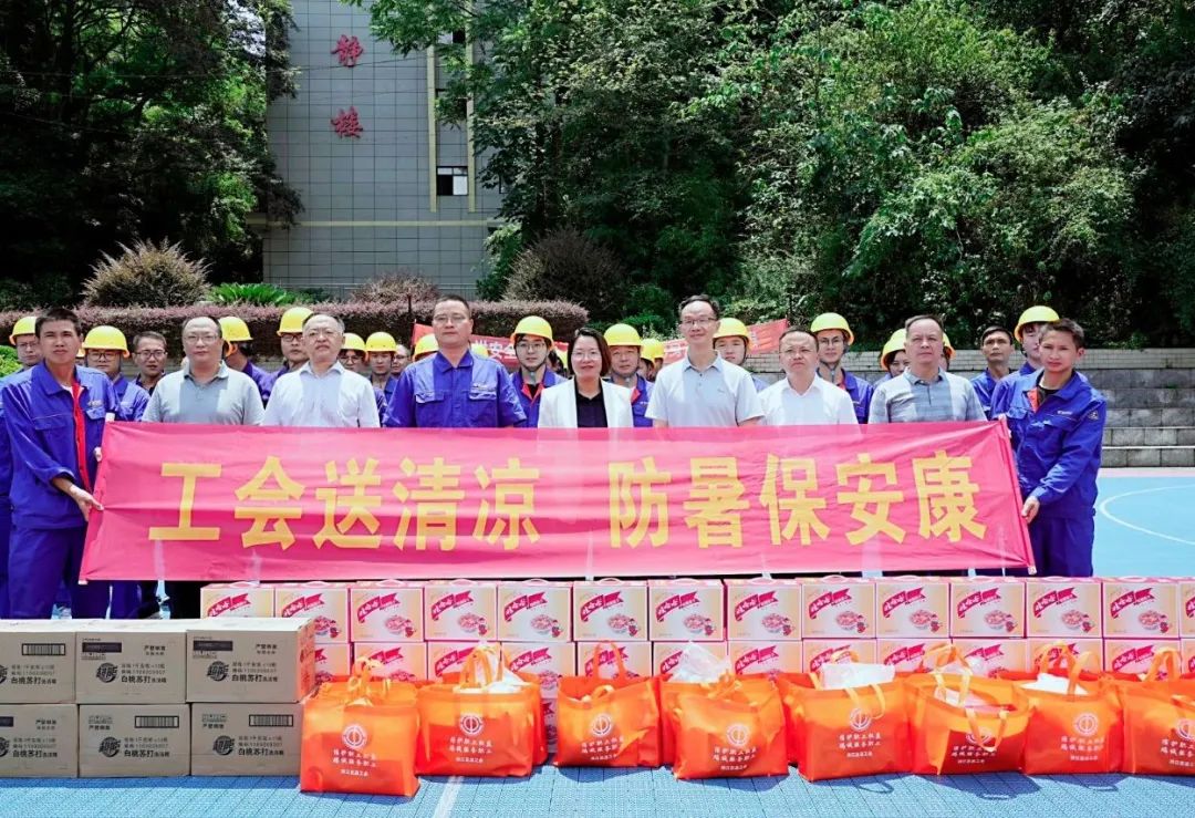 楊健桃?guī)ш犻_展送清涼慰問活動
